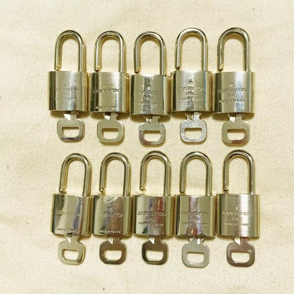 AUTHENTIC LOUIS VUITTON LV 10 SET PADLOCK KEY CHARM CADENA GOLD FRANC - Picture 6 of 13